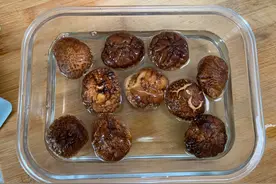 泡发干香菇有妙招，教你3个技巧，用力摇一摇，泡发快营养不流失图片