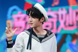 黄明昊玩游戏“利用”何炅欺骗了全场，秒杀了对手，常驻当之无愧图片