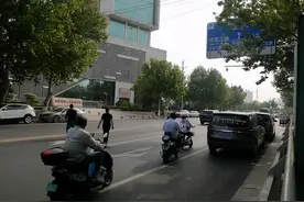 @郑州市民，若发现有占道严重的非机动车道请告诉我们！商报记者将第一时间反馈给交警部门处理图片