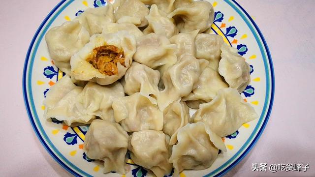包酸菜饺子,这种配料不能少,如此调馅香而不腻,比饭馆的还好吃