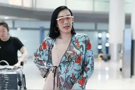49岁钟丽缇身穿裸系塑身衣配印花长裙，雷人混搭显身材，惹羡慕图片