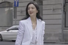 上海美女主播刘彦池穿"王炸白西装" 细腰长腿身材绝，瘦出排骨胸图片