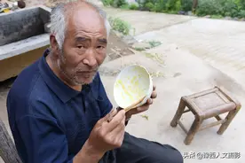 山里亲兄弟不分家，弟媳早上放牛带做饭，70岁哥哥不干活吃3碗图片