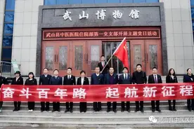 「致敬医师节」他们未必万丈光芒，但始终温暖有光图片