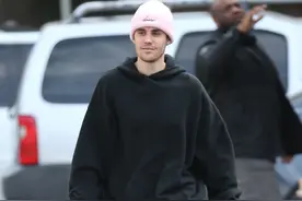 最潮洞洞鞋！比伯黑色look型男范满屏，脚踩粉鞋少男心爆棚图片