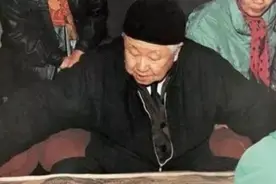 老人叫价800万出售祖传字画，专家估价1万，老人转身卖了1980万元图片