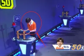 蔡徐坤奔跑时被黑衣人追赶，当看清相差距离时，剧本有无一看便知图片