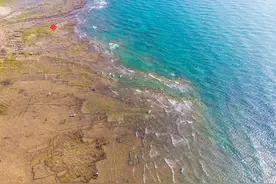 航拍北海涠洲五彩滩，看惯了金色沙滩，来到火山岩石沙滩感觉很好图片