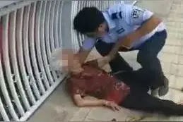 禹州交警单膝跪地小心搀扶起耄耋老人，引发过往群众一致称赞图片