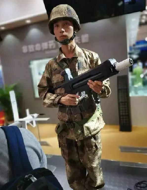 1发不够？再来5发！中国迷你单兵导弹一人带6发专教狙击手做人