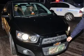 男子公然遮挡号牌上高速，知道原因交警笑了：这回就不扣分了图片