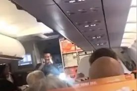 机长迟到乘客上阵开飞机，网友：跟外卖员亲自掌勺是一样的视频封面