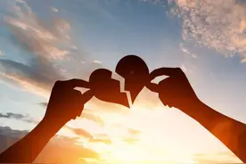 女朋友闹分手别立即挽回，了解清楚这些，更容易追回她图片