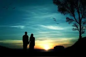 她有恋父情结，竟然对他一见钟情，两人在车上便聊得火热起来图片