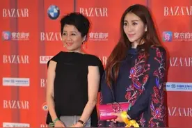 何超盈脚踩恨天高超拼！穿土味印花斗篷比美，身材比赌王四太还壮图片
