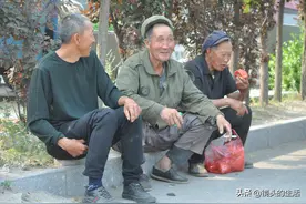农村七旬大爷最爱吃西红柿，50年吃了9万斤，看咋回事图片