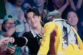 布布携女友高甜撒糖，王一博变身工具人，张艺兴只能亲吻空气图片