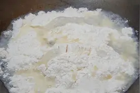 把面粉倒进滚烫的开水里，瞬间变美食，我也是头一次做，真好吃图片
