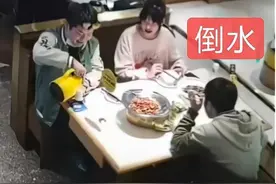 湖南男子相亲遇到奇葩女子，带男闺蜜赴宴，全程举止亲密还喂菜图片