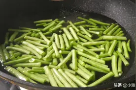 凉拌豇豆好吃有窍门，这样做清脆入味，颜色翠绿，好吃又解馋图片