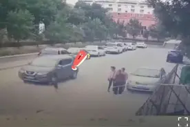 谁的责任？山西：家长只顾聊天，小孩突然冲出被车撞图片