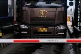 货车司机怒吃生鱼“自证新鲜”:是时候给“鲜活”下一个准确定义了图片