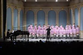 让《中国少年先锋队队歌》那雄壮、激昂的歌声，在校园上空回荡图片