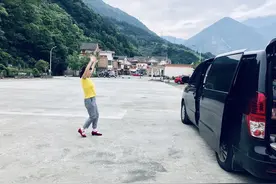 广西柳州一对退休夫妻，开着自改床车旅行8年，堪称神仙眷侣图片