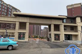 武清一新建小区问题多 业主：走廊层高不够 开发商挖地挪灯来凑图片