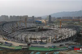 泰山文旅健身中心体育场主体结构封顶，工程建设稳步推进，预计明年10月份开馆图片