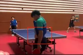 邓亚萍亲自陪子练球，儿子仍打不过妈妈，掀衣服擦汗露出小肚腩图片