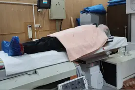 妈妈放下尊严，只为让你活下去图片