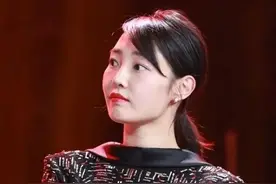 36岁的白百何西装“反穿”上舞台 搭配牛仔裤走文艺范 有个性图片