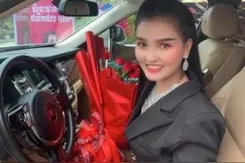 柬埔寨一美女网红喜提劳斯莱斯，网友：卖化妆品这么赚钱图片