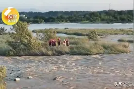 汉中三人正在河道玩耍，突然上游开闸放水，后面的事情“暖心”了图片