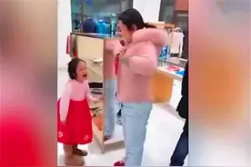 因忘记买饮料，7岁女孩连踹妈妈3脚，爸爸之后的一个行为让人解气图片