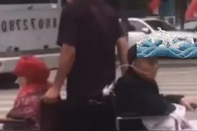 男子一人推俩老人，轮椅间是残忍现实，独生子女如何面对父母晚年图片