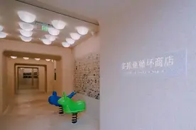 多抓鱼在魔都开了家“循环商店”，卖二手衣服和书图片