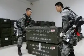 解放军外骨骼装备再亮相：搬80公斤重物没压力 女护士背伤员健步如飞图片