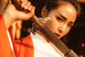 小说：佣兵团长挑衅小伙，小伙笑了：跪下磕头尚可饶你一命图片