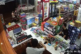 “她付钱！”男子买烟丢下这句话就跑，女孩：我不认识他…海口一店主凌晨遭遇离奇骗术图片