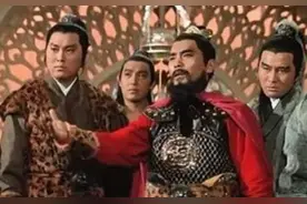 老人救下一将军，将军临行前：正月十五挂个红灯笼，保你全家平安图片