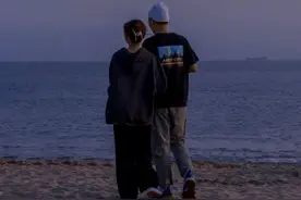 男人这样对你，往往是深深地爱上你了，要好好珍惜图片