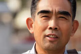 50岁之后的男人，为何眉毛会变长？不妨看看专业人员怎么说图片