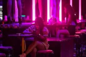 没中国游客后，泰国普吉岛成空城，3千家酒店关闭，酒吧女无生意图片