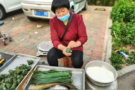 粽叶卷白米煮熟加白糖吃，北方3种素粽子，大姐卖10元7个图片