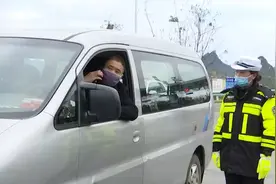 她是一位妈妈，也是一名绽放在抗“疫”一线的铿锵玫瑰！图片