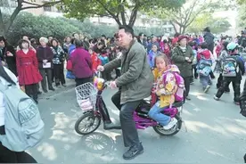 接娃放学也有“鄙视链”？月薪6万排末端，父母：无处安放的焦虑图片
