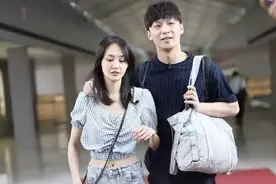 郑爽与男友走机场，一双高跟长筒靴气场全开，剪空气刘海后更甜了图片