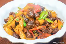 酱牛肉烧土豆好吃有诀窍，学会这个做法，肉嫩筋软，酱香浓郁图片